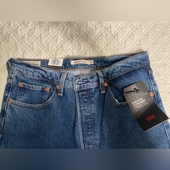 Levi’s Premium Ribcage Straight Ankle Jeans - Picture 4 of 4